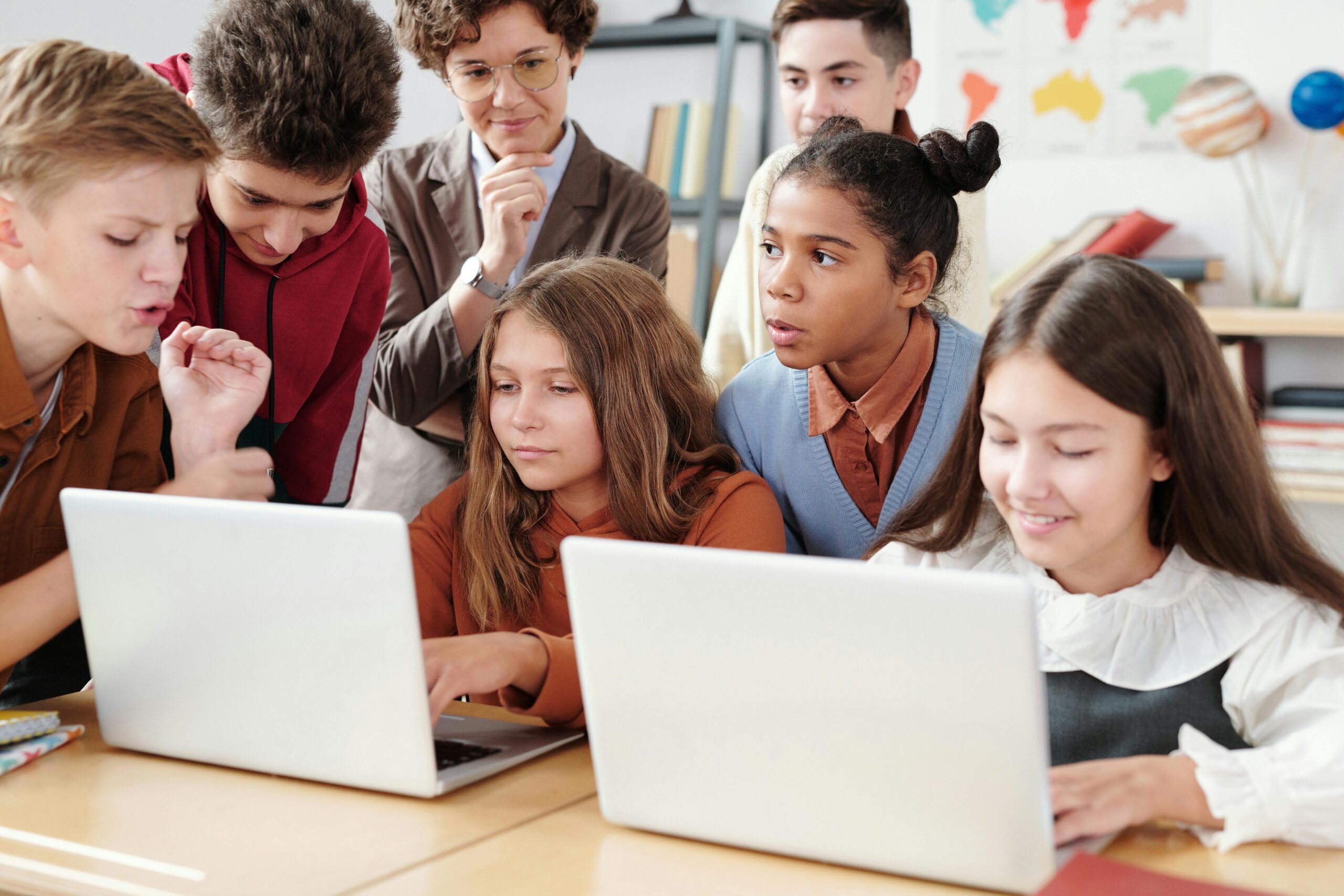studenti studiano con il computer